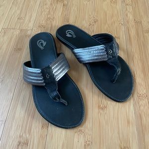Like new olukai flip flops